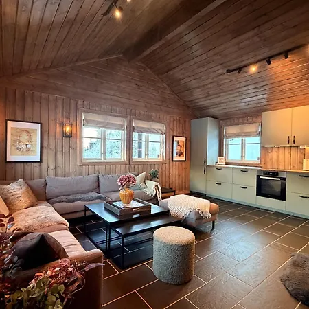 Stylish Near Resort, 200 M To Slopes & Lift Semesterbostad