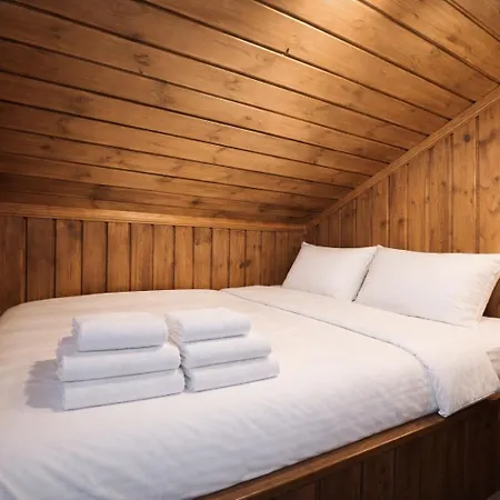 Stylish Near Resort, 200 M To Slopes & Lift Semesterbostad